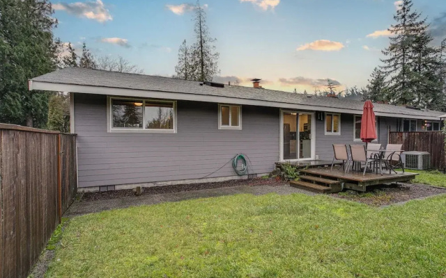 Modern Puyallup Townhome w/ Backyard & Fireplace