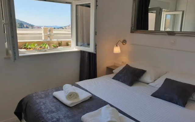 S & V Deluxe Apartments