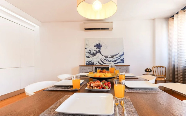 JOIVY Bold & classy 2BR home w/balcony in Baixa, moments from shopping streets