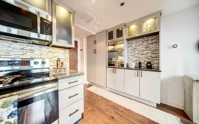 Waterfront Cleveland Apt ~ 1 Mi to Downtown