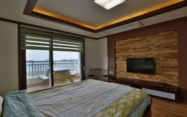 Geojedo Badamaru Pension(거제도 바다마루펜션)