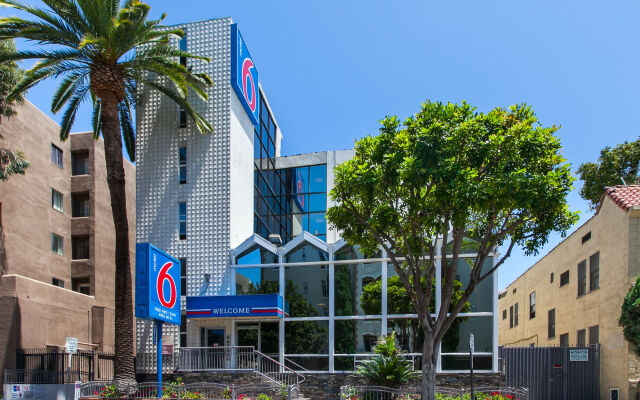 Отель Motel 6 Hollywood США, Лос-Анджелес - отзывы, цены и фото номеров - забронировать отель Motel 6 Hollywood онлайн вид на фасад