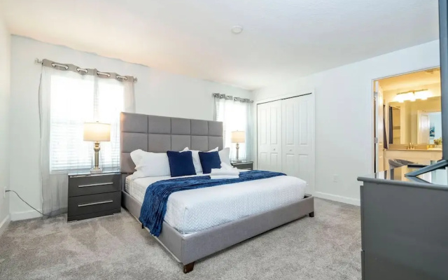 Beautiful 4 BR Close to Disney