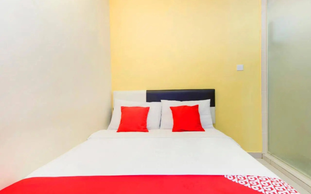 OYO 220 Hotel Sri Maluri