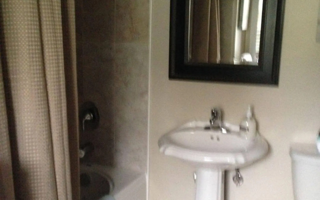 Dolans Inn & Suites