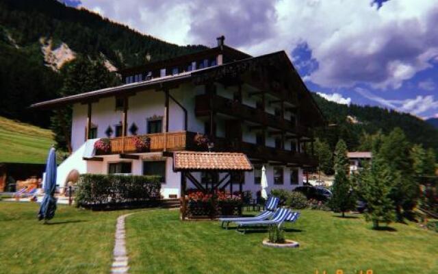 Отель Villa Gemmy Долина Валь-ди-Фасса вид на фасад