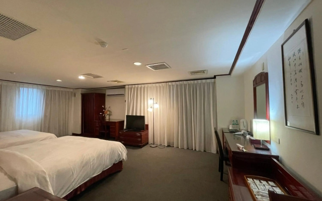 River Hotel