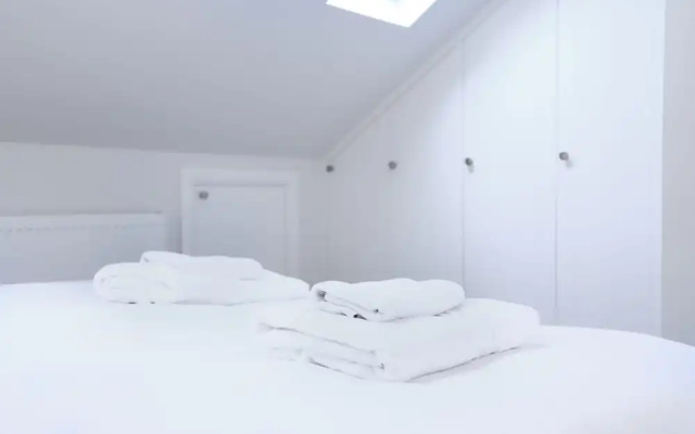 Luxury 2 Bedroom Battersea House With Garden