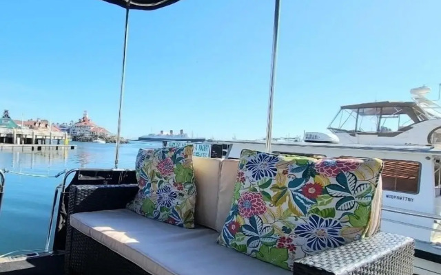 Dockside Boat & Bed Long Beach