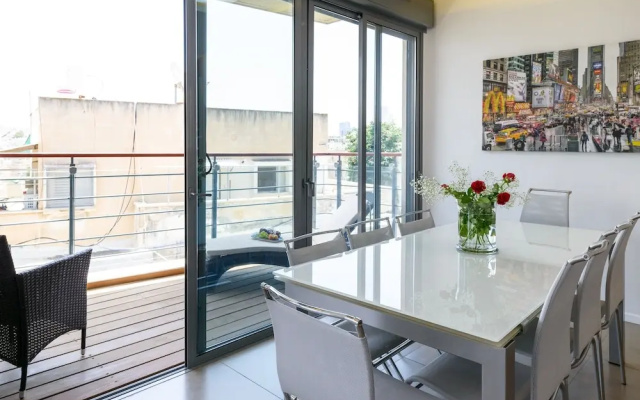 Comfort 3BR & Balcony by FeelHome