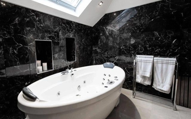 Montfort Manor