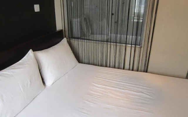 Three Top Hotel