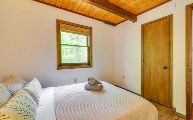 Traditional Blakeslee Chalet: Deck & Lake Access!