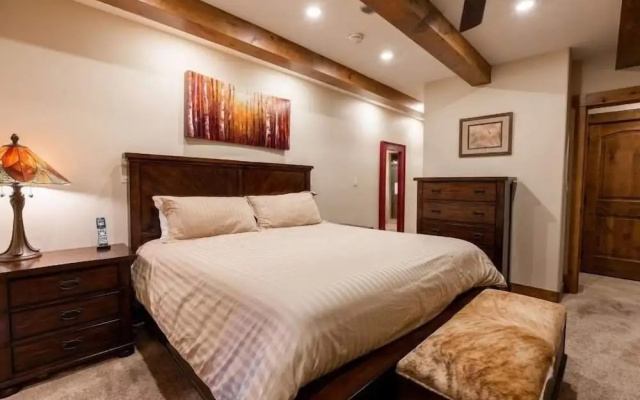 Villa Cortina 130 Condo Short Walk to Vail Village by RedAwning