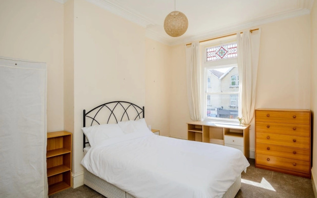 Spacious 4 Bedroom Home on Gloucester Road
