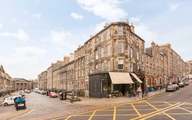 Spacious Traditional 3 Bedroom Flat in New Town