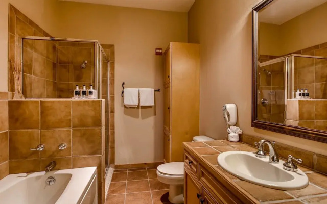 Luxury 3br Ski In-out /firepit, Pool, Sauna 3 Bedroom Condo by RedAwning