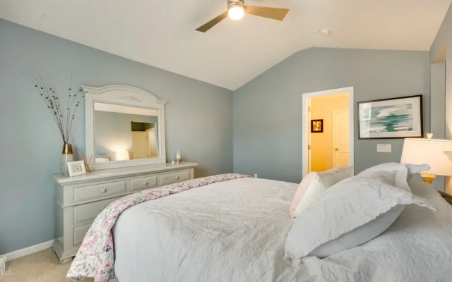 Sweet Dreamin Townhome ~ 7 Mi to Beach!