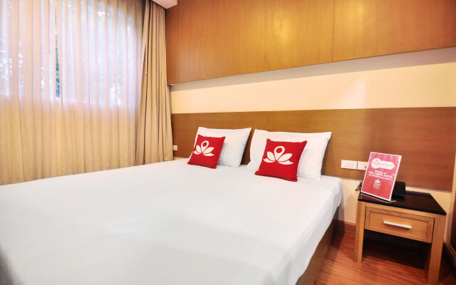 Отель ZEN Rooms Surawong вид на фасад