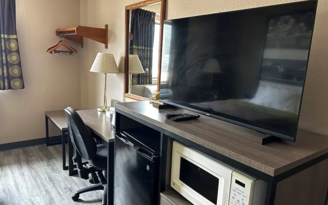 Super 8 by Wyndham Knoxville