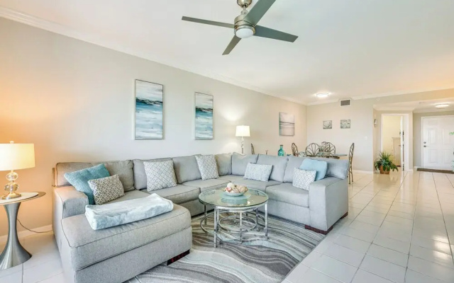 Sleek Naples Condo w/ Balcony: Snowbirds Welcome!