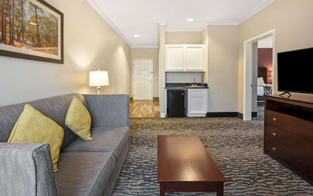 La Quinta Inn & Suites by Wyndham Houston - Magnolia