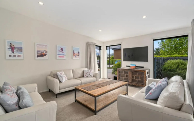 Urban Oasis - Wanaka Holiday Home
