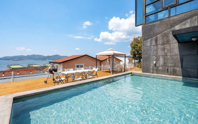 Geoje Gonggan Pool Villa