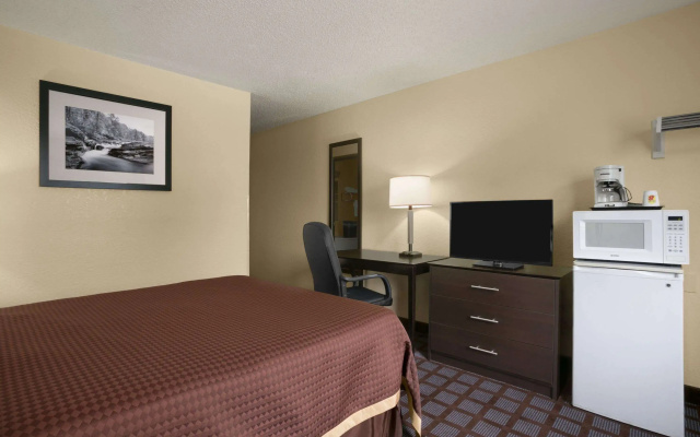 Super 8 by Wyndham Saginaw