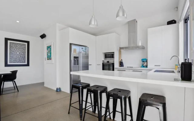 Gibson's Garage - Waihi Beach Holiday Home