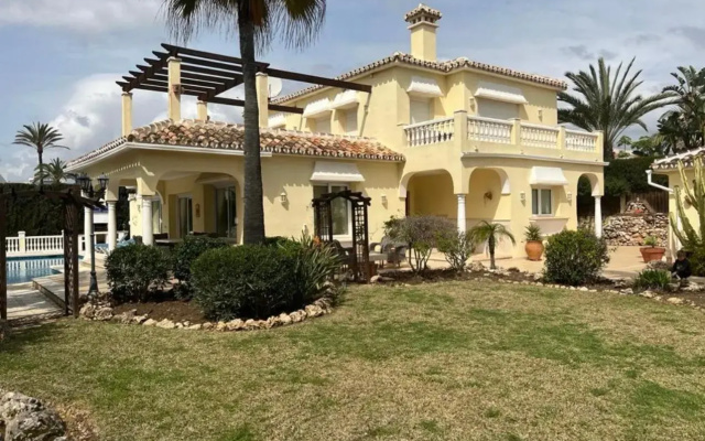 Beautiful villa 30 meters from the beach fantastic sea views