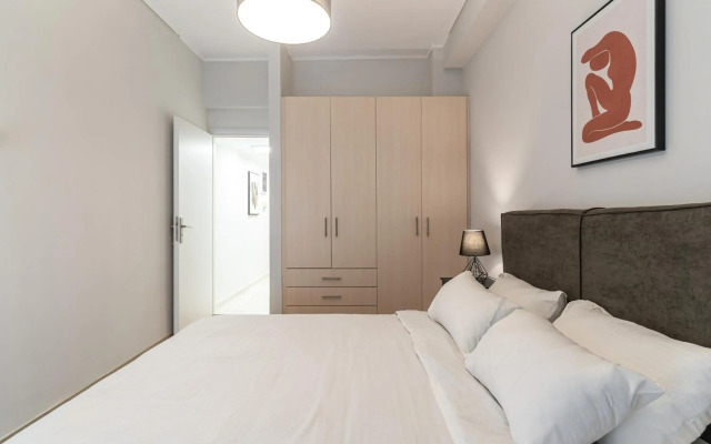 Spacious 2BD apt next to metro
