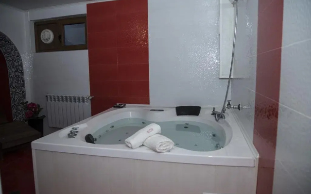 Hotel Emaly Green