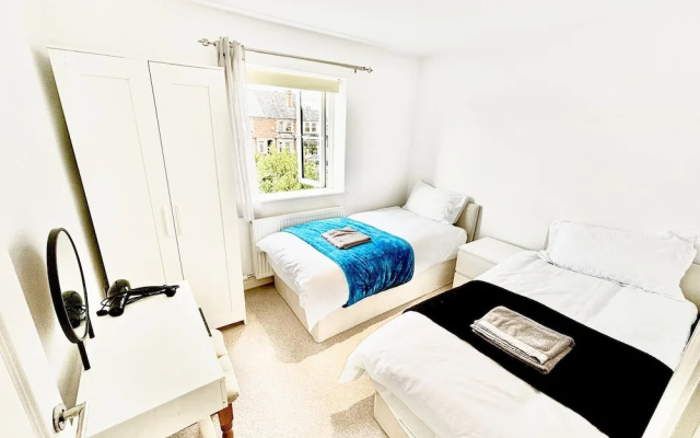 Stunning 3-bed House in the Heartreading