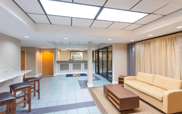 Super 8 by Wyndham Pigeon Forge Dollywood Lane