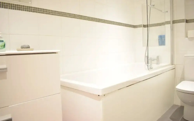 Stylish 2 Bedroom Apartment With Terrace