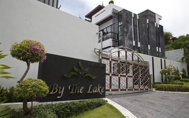 Отель By The Lake Villas вид на фасад
