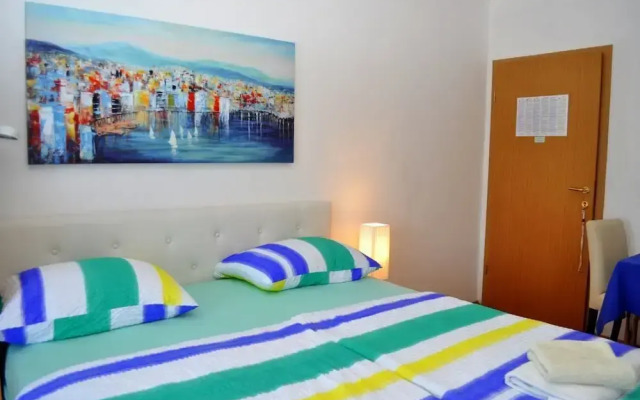 Ivi - big Parking and Courtyard - SA6