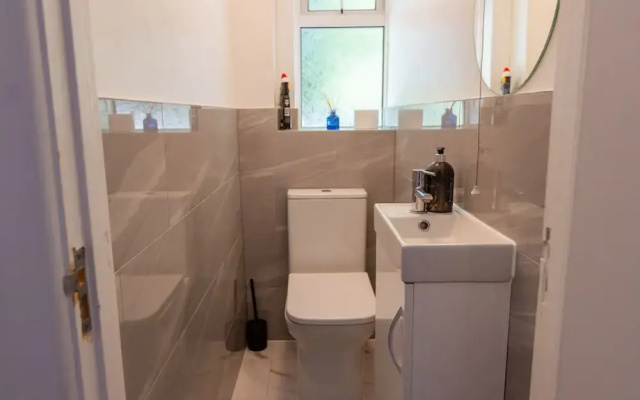 House - Sleeps 8 - Parking - Garden