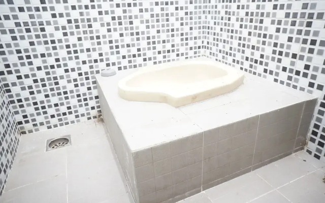 OYO Life 93017 Kost H Soeroso