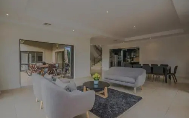 8 Tinderwood Lane