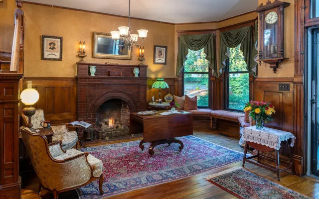 1899 Wright Inn and Carriage House