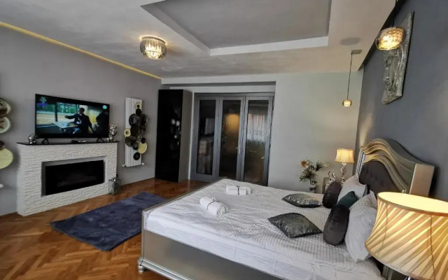 Crystal Central Apartment