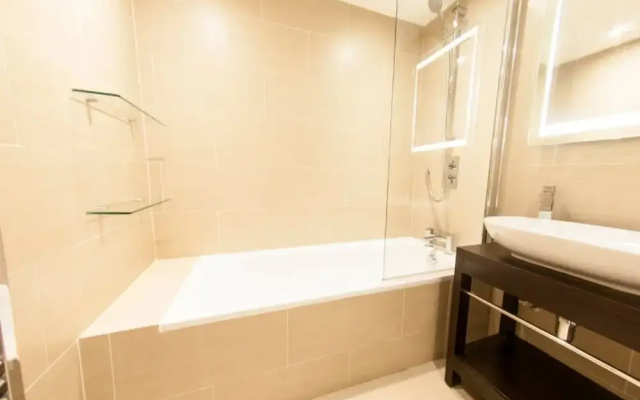 Bright, Classy 2BR Riverside Flat for 4