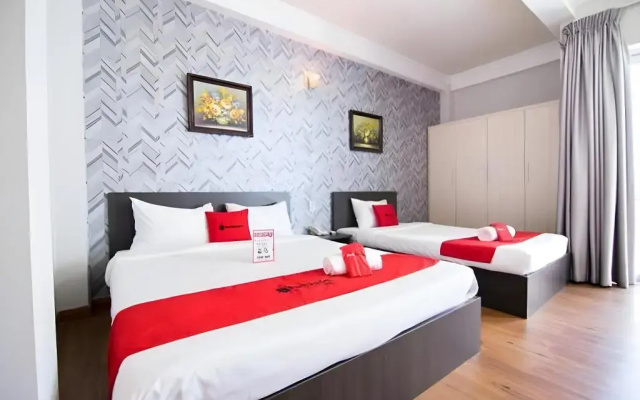 RedDoorz Plus near Le Quang Dinh Street