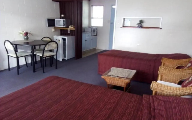 Redwood Lodge Motel