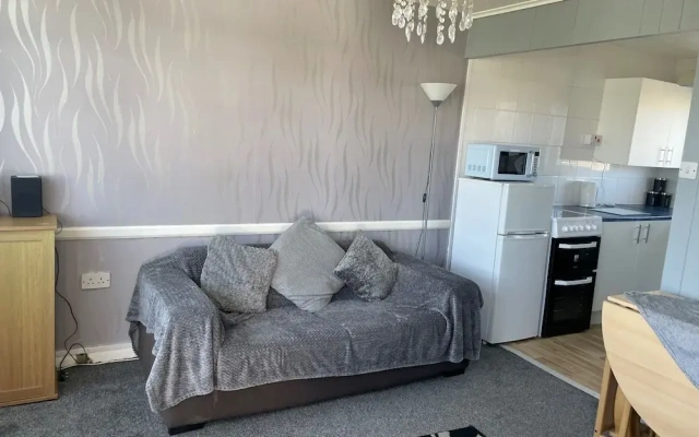 2-bed Seaside Retreat - Sleeps 5 & Parking