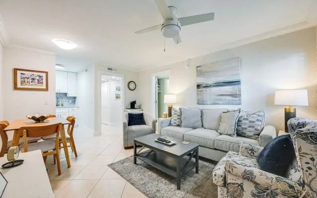 Naples Condo w/ Pool - Walk to Dining & Beach