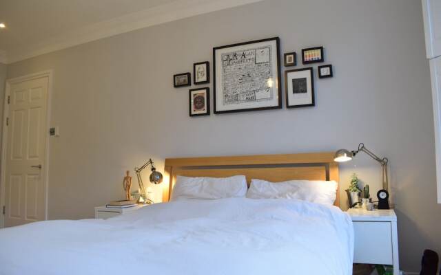 Апартаменты Modern and Spacious Belsize Park Apartment комната для гостей