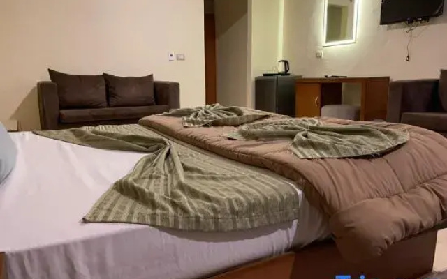 Verssailles Pyramids Hotel